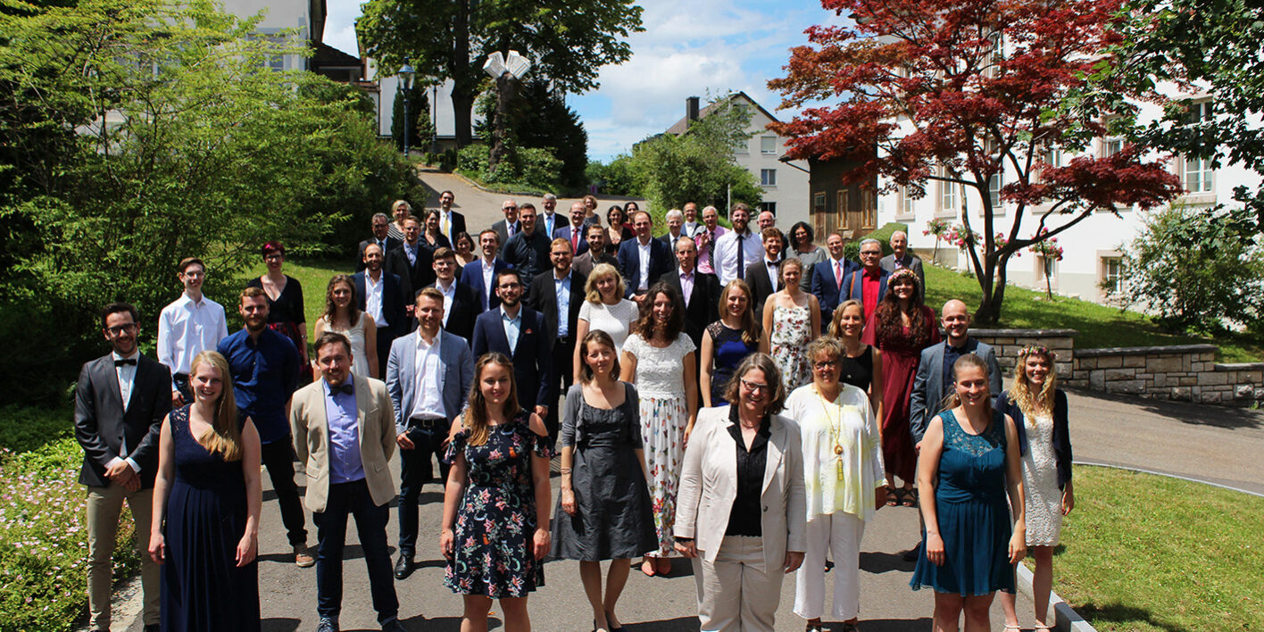 375669-Absolventinnen-und-Absolventen-2020-sowie-Dozierende-des-tsc